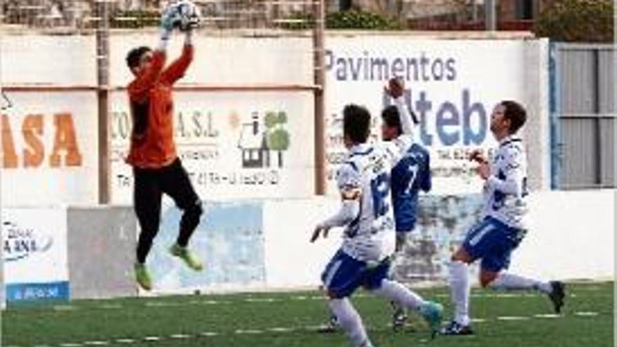 Manzano agafa una pilota en el seu debut diumenge amb el Borja.