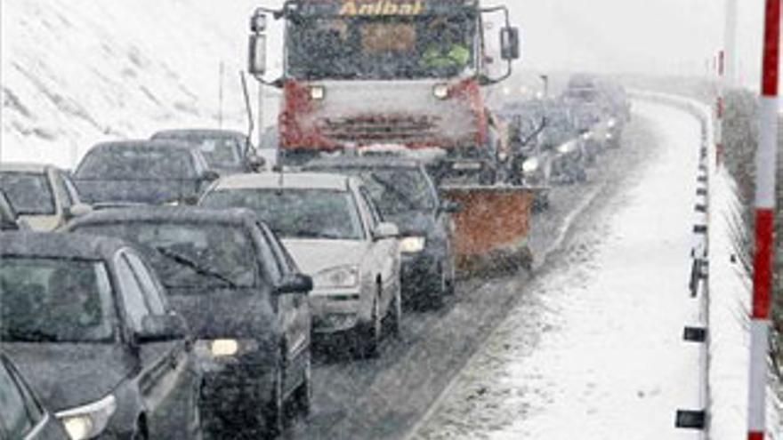 La nieve obliga a cerrar 14 puertos secundarios al tráfico