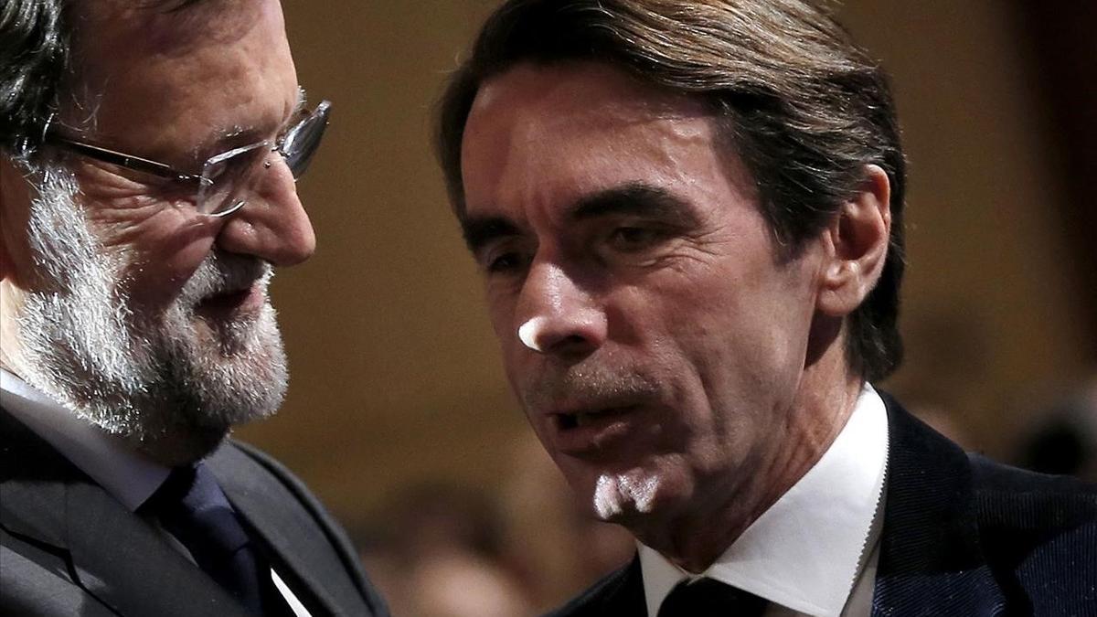 Los expresidentes José María Aznar y Mariano Rajoy en una convención del PP de 2015