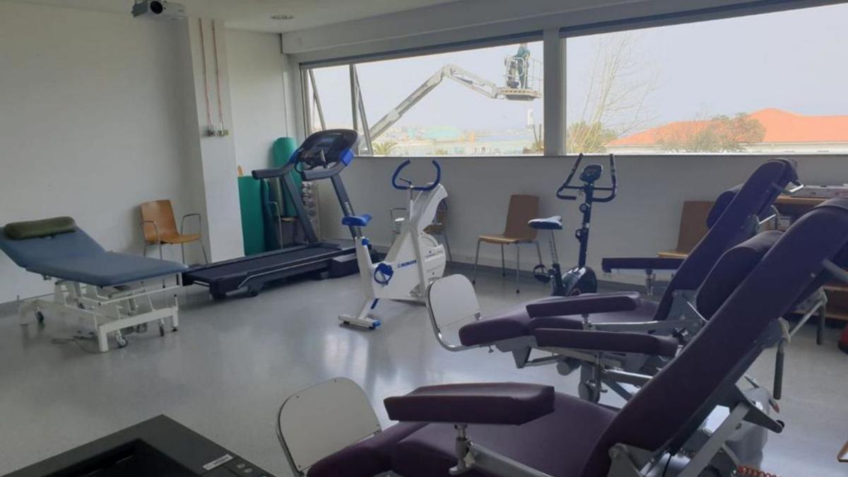 Sala específica para terapias de rehabilitación de las secuelas del COVID, en el Hospital de Oza.  | // L. O.