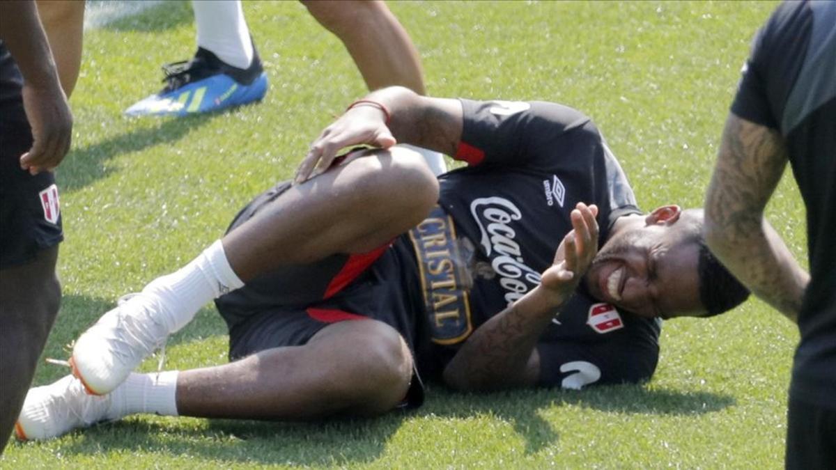 Farfán, doliéndose en el entrenamiento tras el choque