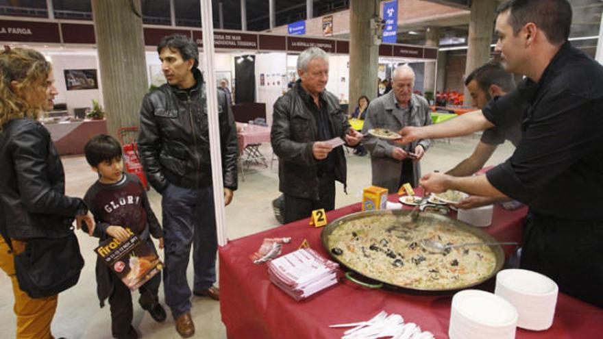 Un dels establiments de Firatast servint arròs d&#039;una paella.