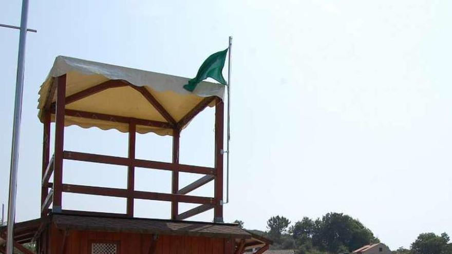 El puesto de vigilancia de la playa de Arealonga, en Chapela. // Faro