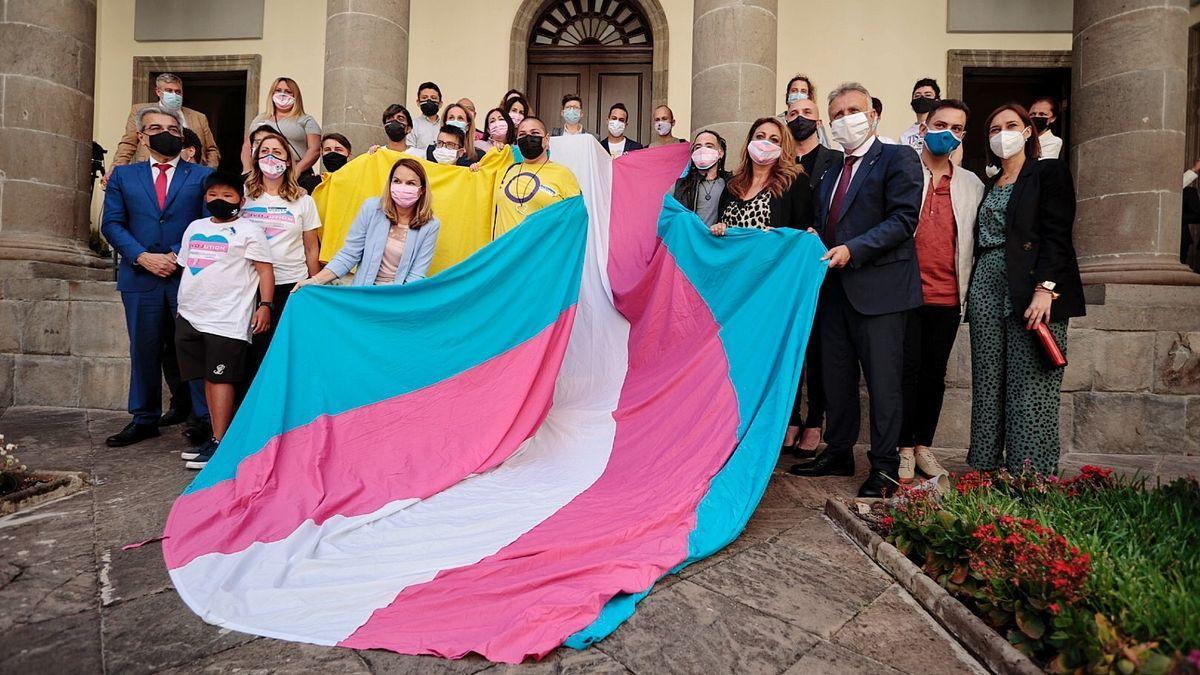 El presidente del Gobierno de Canarias, Ángel Víctor Torres (d), diputados  y diputadas regionales, el pasado 26 de mayo, cuando se aprobó la Ley Trans.