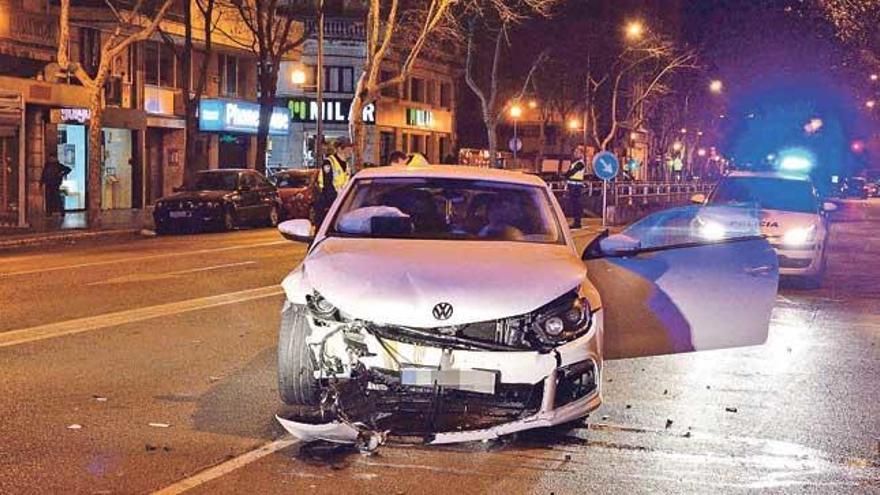 Dos coches colisionan a la salida del túnel de las Avenidas, en la calle Aragón