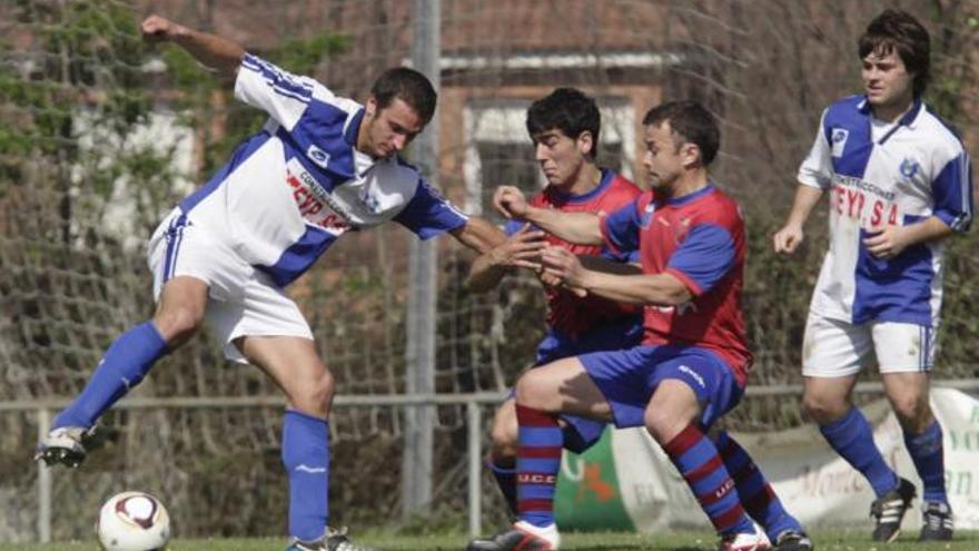 Mario controla el balón ante la oposición de Gonzalo y Teto, con Borja Argüelles atento a la jugada.