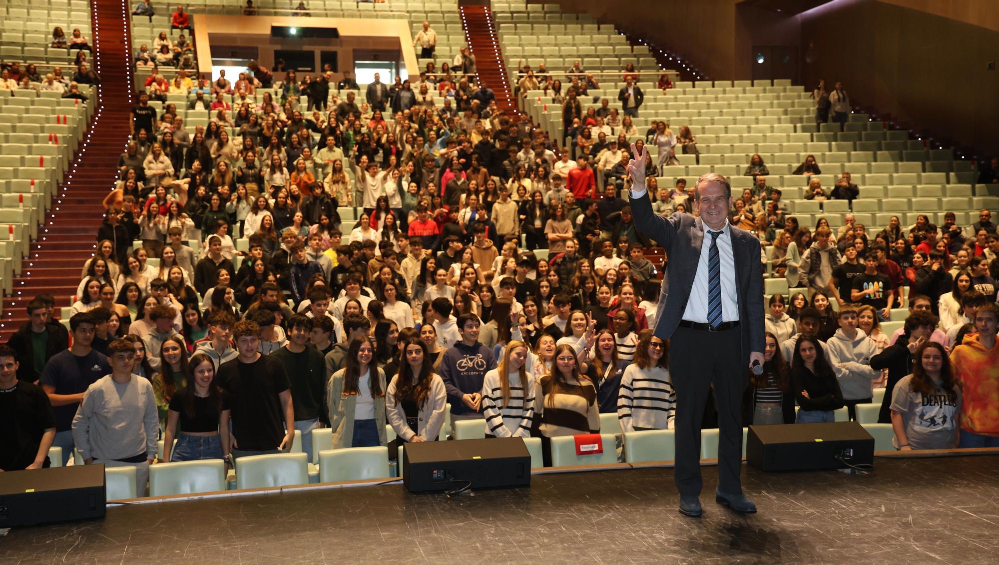 Vigo. Entrega de diplomas de los alumnos becados en Inglaterra