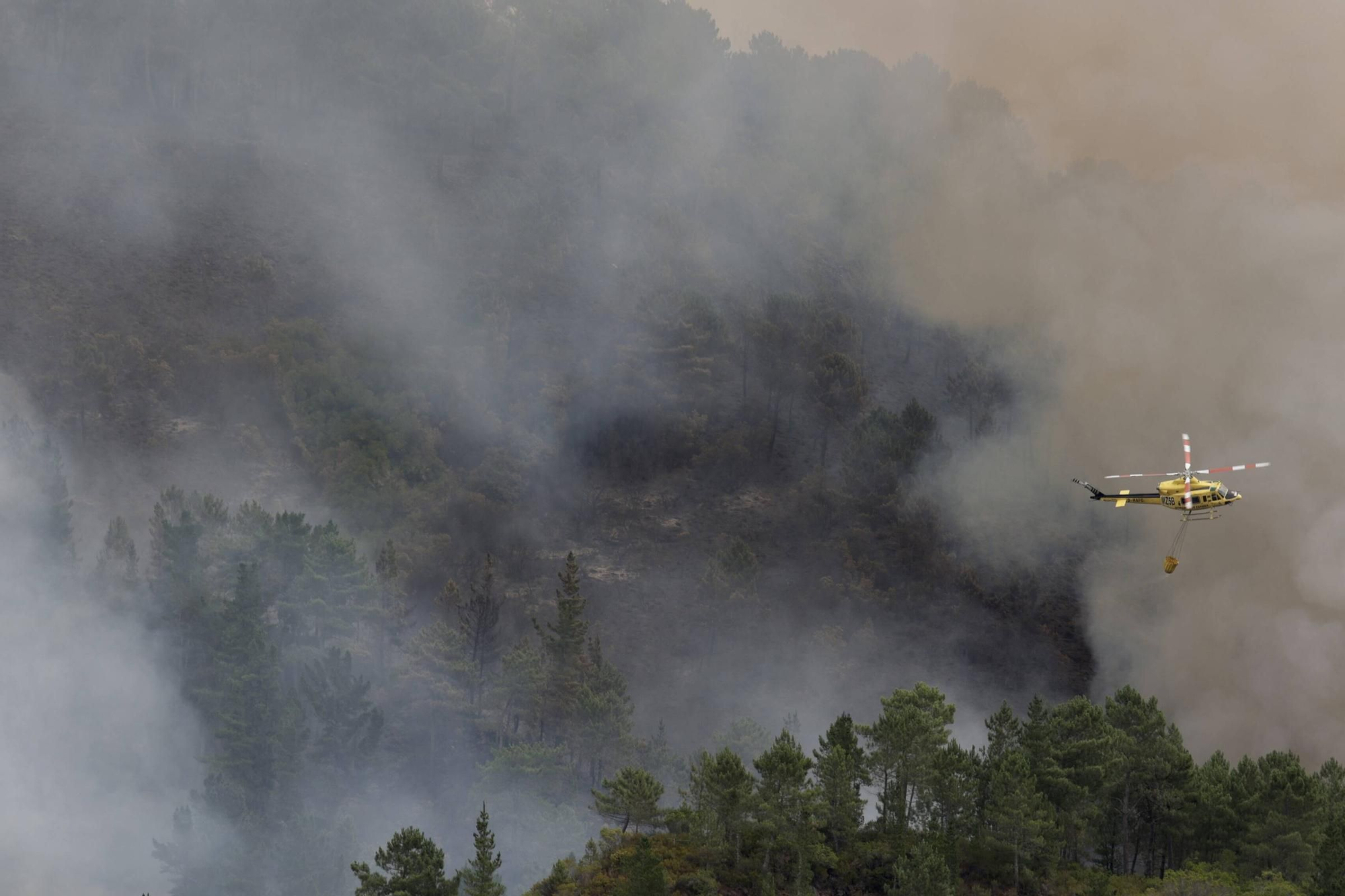 EN IMÁGENES: La evolución del incendio de Ibias