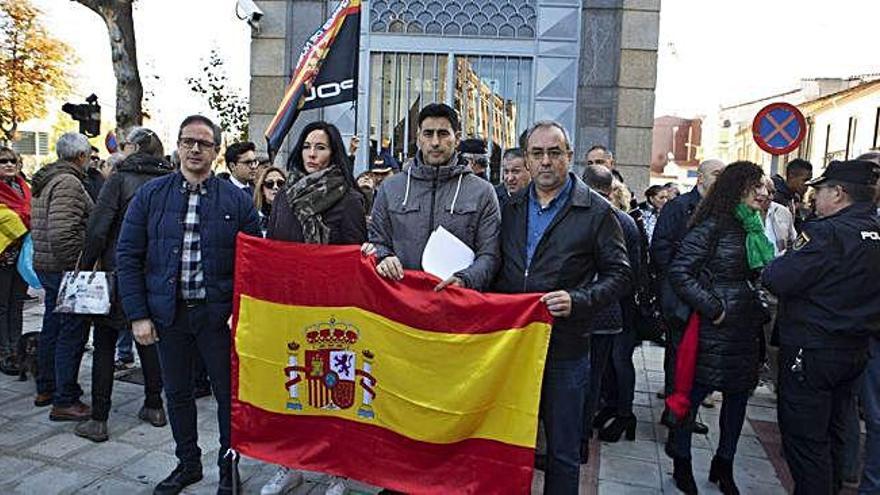 Los representantes de los sindicatos policiales, durante la concentración, con una bandera de España.