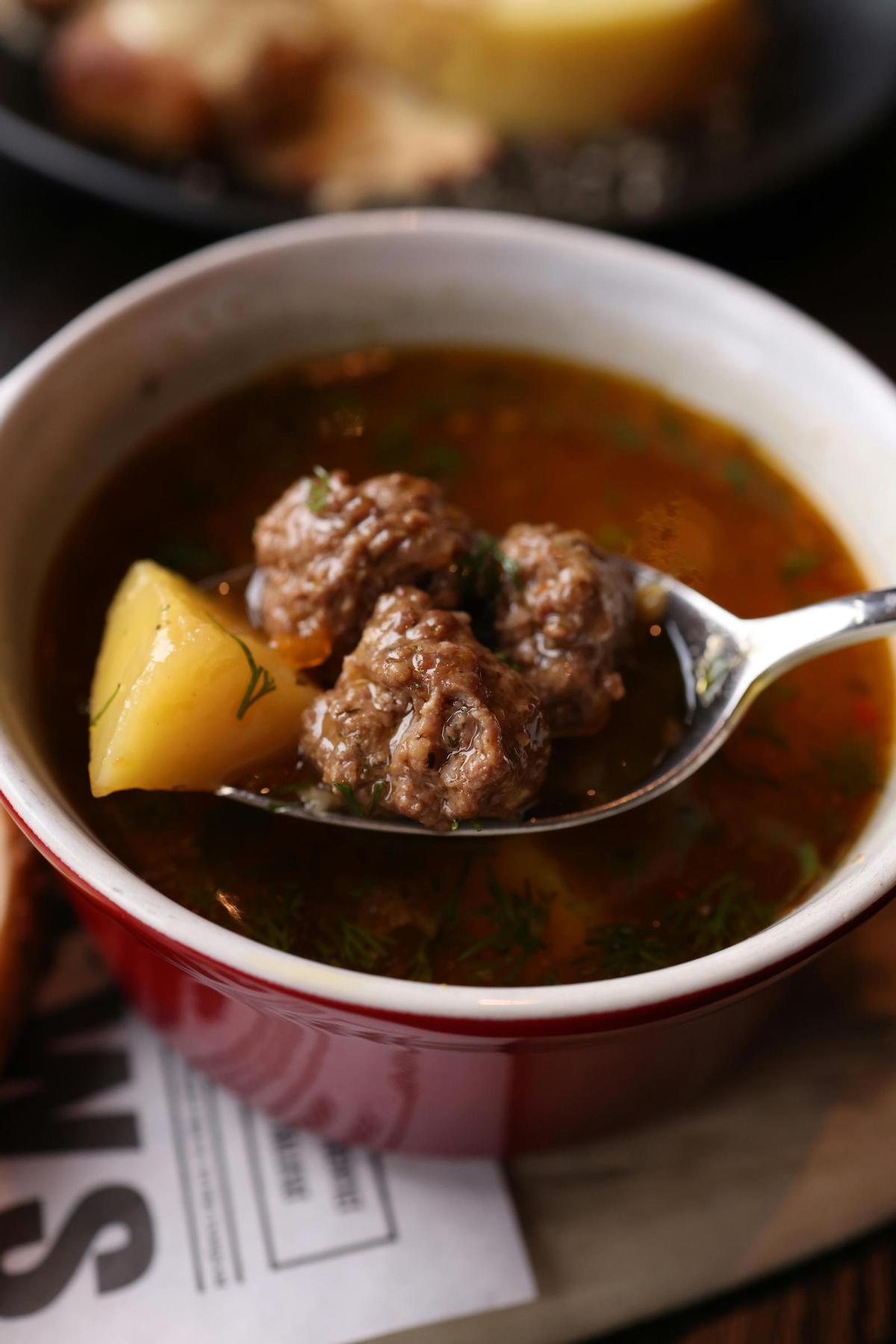 Guiso con albóndigas.