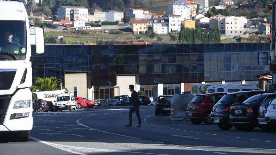 Un peatón cruza la avenida de Finisterre, en Arteixo.