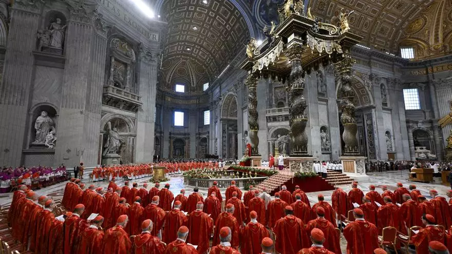 Comienza la procesión de los cardenales a la Capilla Sixtina para el inicio del cónclave