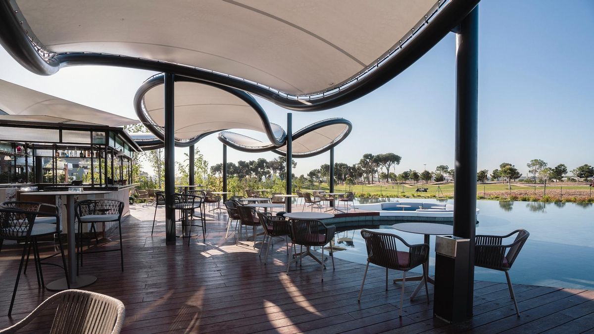 La terraza de Mena, con el agua bien cerquita.
