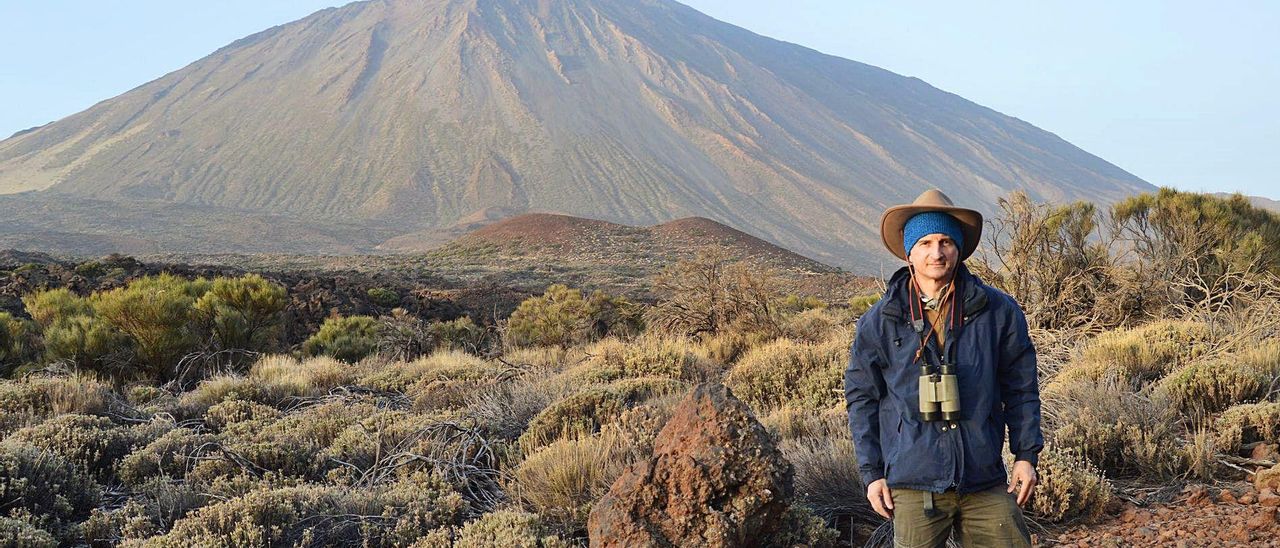 El investigador del Instituto Mixto de Investigación en Biodiversidad (IMIB), Juan Carlos Illera, con el Teide al fondo.