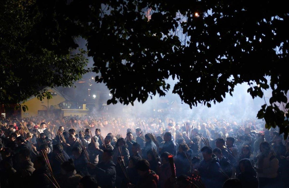 La multitud reza para pedir buena suerte en el templo Longhua de Shanghái.