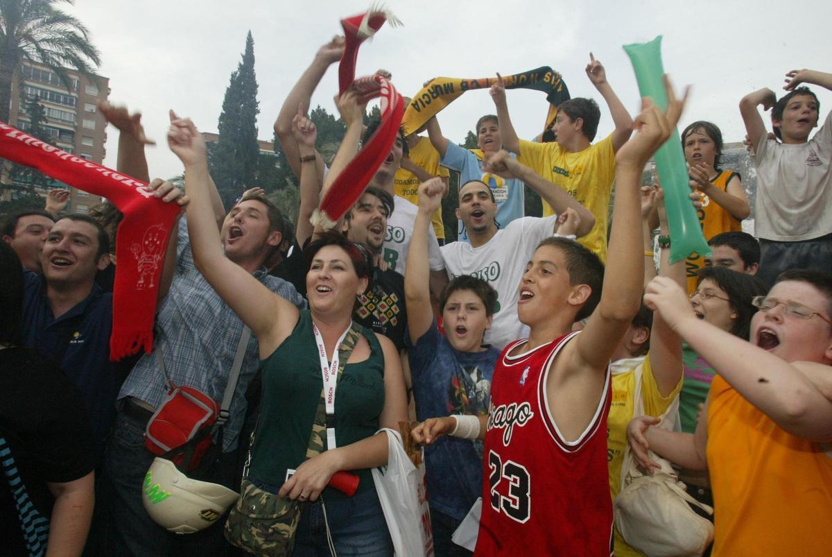 Aficionados celebrando en La Redonda el ascenso