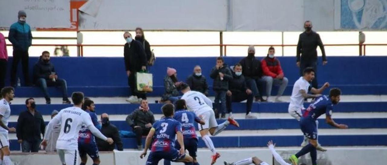 Un lance del partido disputado en el Luis Suñer de Alzira. | CS PUERTOLLANO