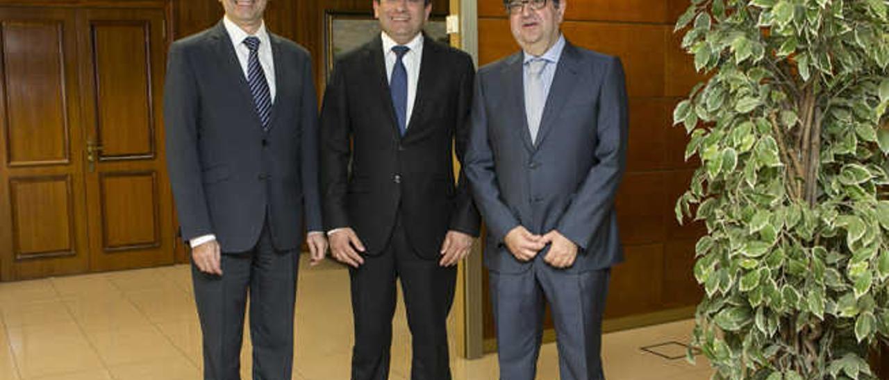 Rafael Doménech (izda.), Javier Llinares (centro) y Celestino Pérez, ayer en la sede central de BBVA en Las Palmas.