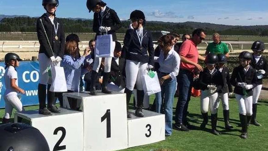 Carla Carballude (izqda.), en el podio de la prueba orensana.