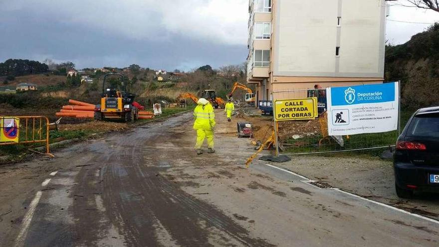 Obras del Concello en los accesos a Naval, en febrero de este año, donde ejecutó un aparcamiento.