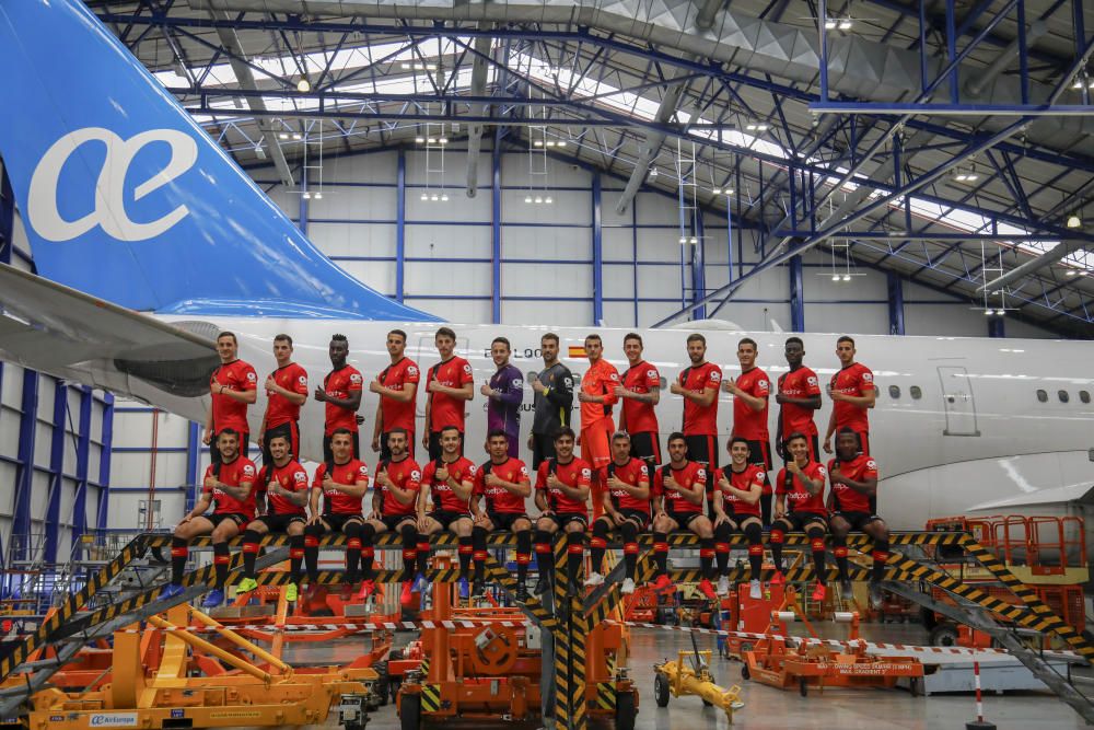 El Real Mallorca se hace la foto oficial en el hangar de Air Europa