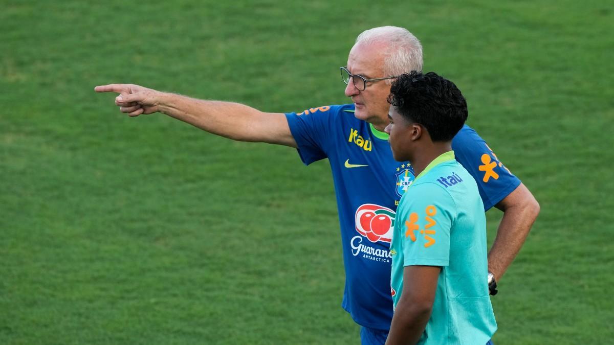 Endrick, con Dorival Júnior en un entrenamiento de Brasil