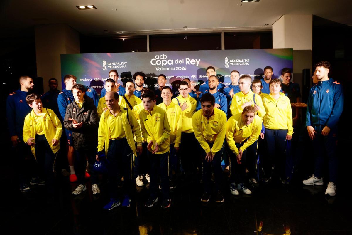La plantilla del Valencia Basket y del Aderes Burjassot, antes de la Copa del Rey.
