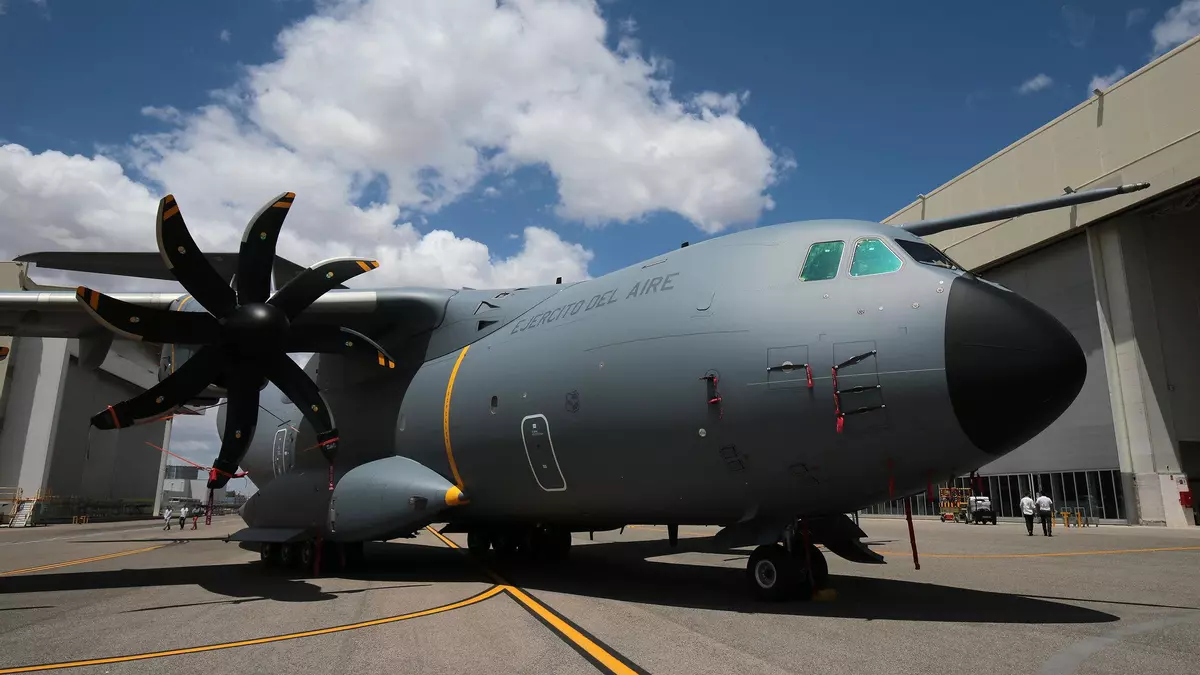 El Estado usa aviones militares para derivar migrantes ante el repunte