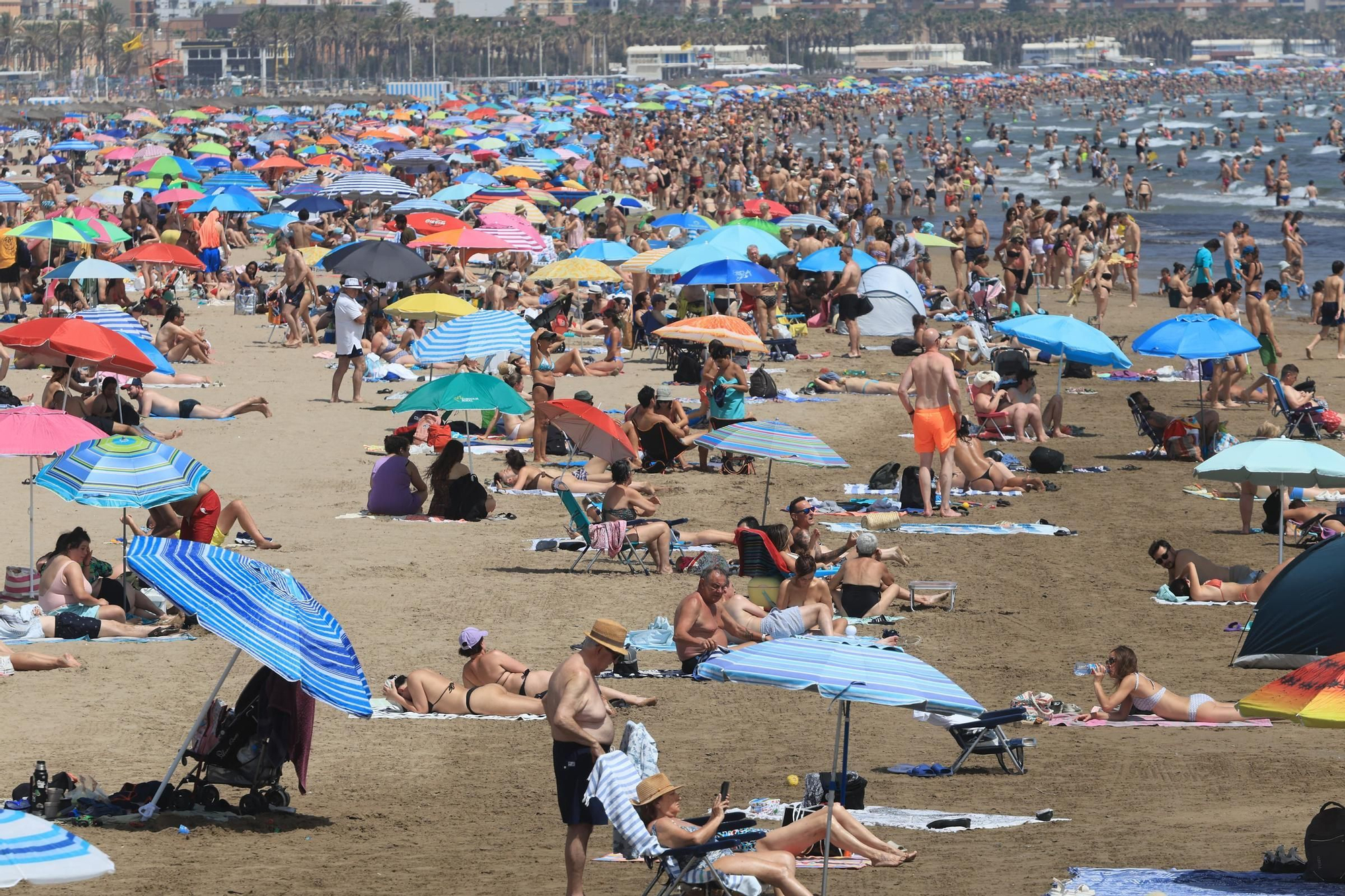 Lleno en la playa de València en un domingo con más de 30 grados