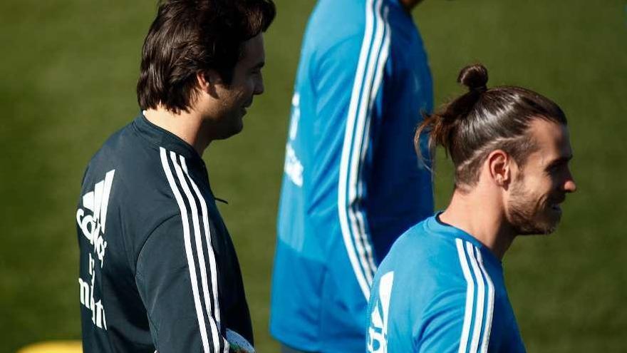 Solari y Bale, durante el entrenamiento de ayer del Madrid.