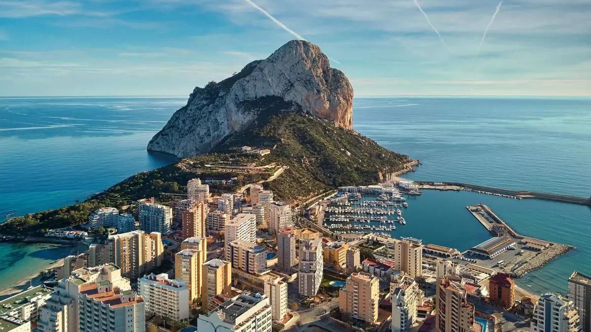 Imagen de la costa de Calp junto al peñón de Ifach.