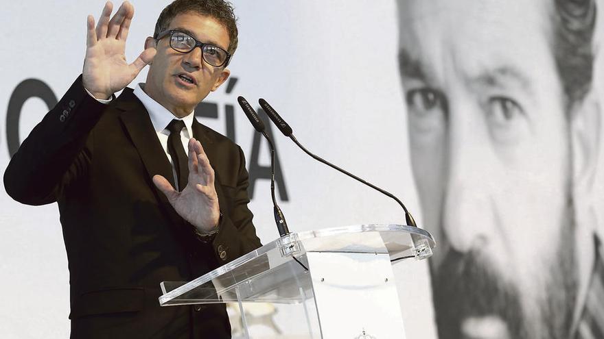 Antonio Banderas, ayer en San Sebastián, durante su discurso. // Efe