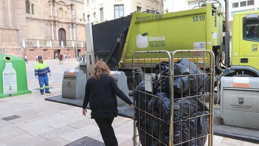 Un camión de Limasa ha estado en la calle Molina Lario para recoger los residuos de establecimientos vecinos.