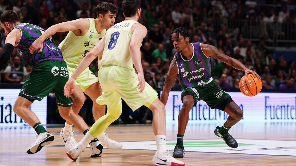 Tyson Carter, ante la defensa de Brizuela y Juan Núñez en el Carpena.