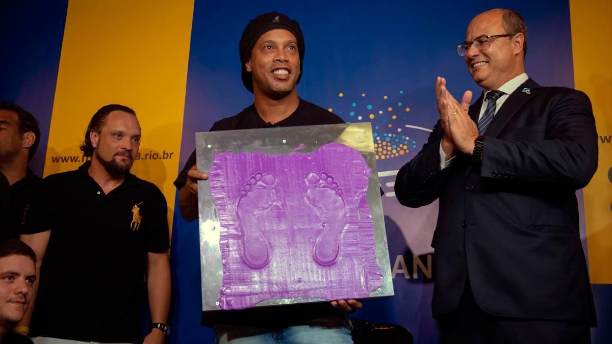 Ronaldinho deja sus huellas en el paseo de la fama del Maracaná.