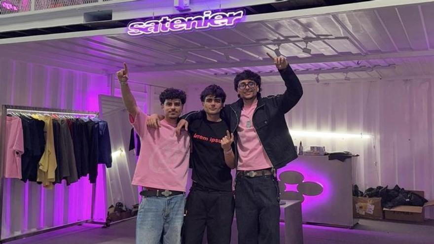 Colas de hasta dos horas para ver la ropa creada por tres saguntinos