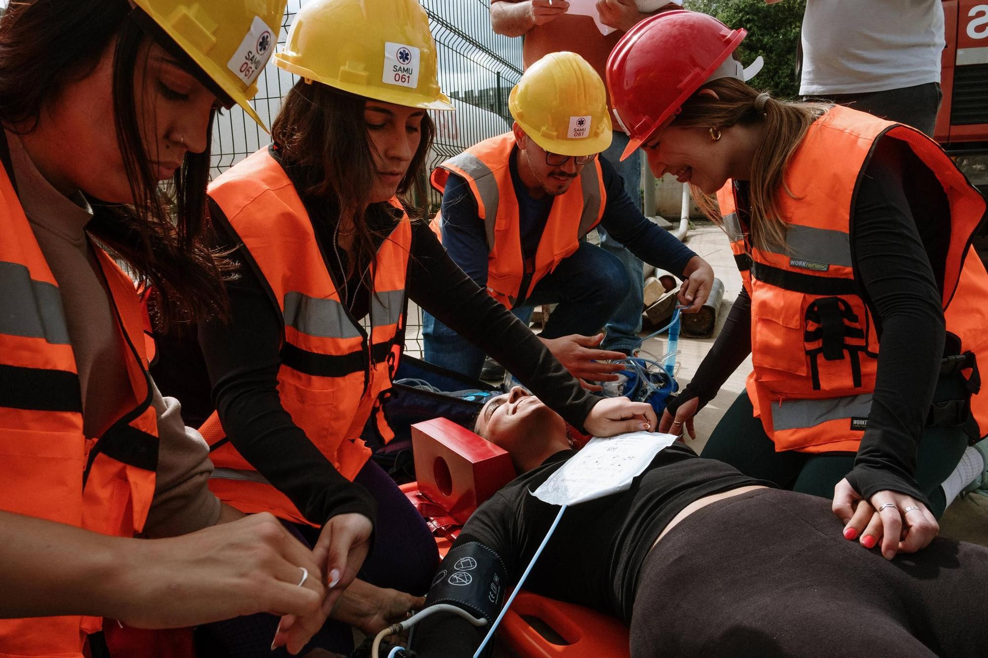 Las futuras enfermeras de Mallorca aprenden a actuar ante un accidente de tráfico con heridos