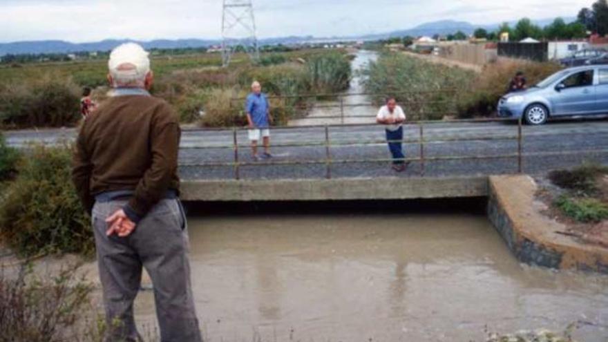 Imagen del río Vinalopó justo en el punto donde desemboca en el azarbe de Cebadas.