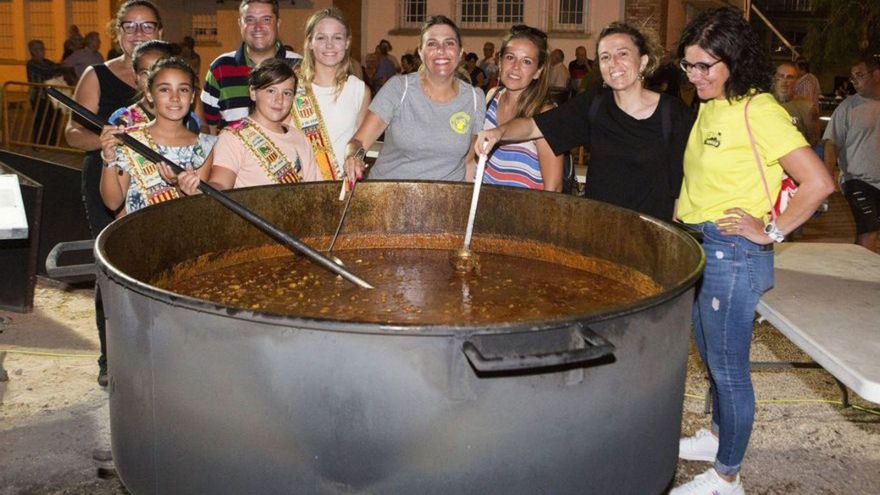 La cena de peñas atrae a un millar de personas a Vall d&#039;Alba