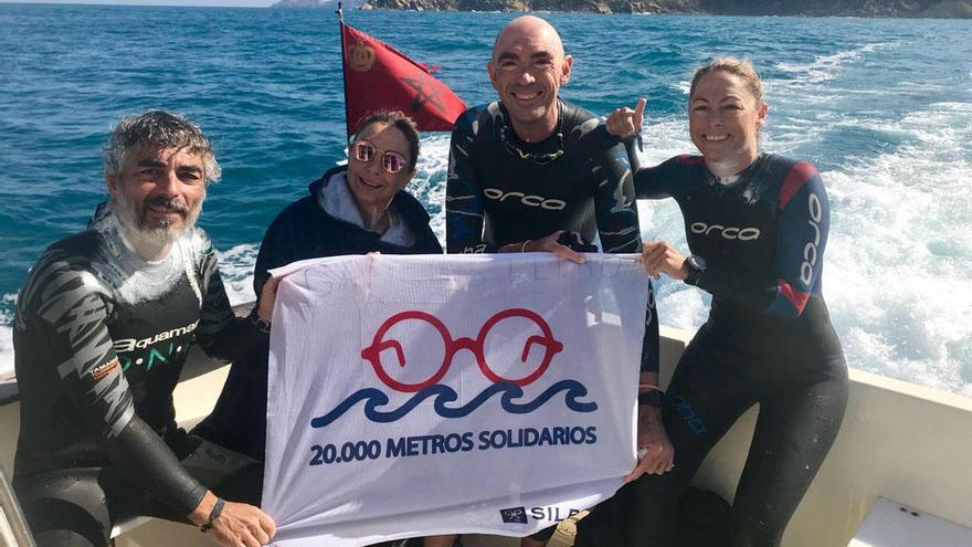 Los cuatro nadadores que completaron el reto de cruzar a nado el Estrecho el pasado sábado.