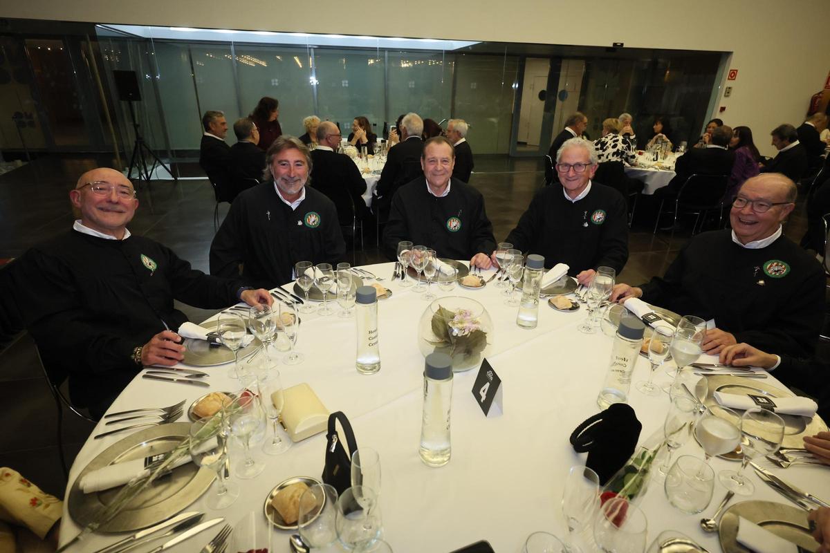 Galería de imágenes: La Filà d'En Trilles recibe el Voladoret d'Or de la Colla del Rei Barbut