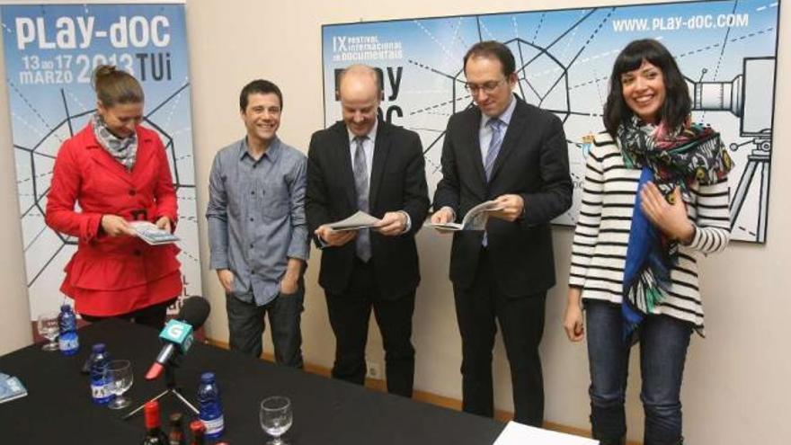 Vanesa Rodríguez, Ángel Sánchez, Moisés Rodríguez, Anxo Lorenzo y Sara García, ayer, en el acto.  // J. De Arcos