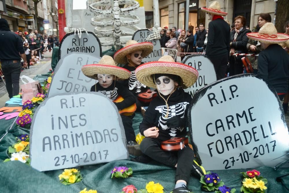 El desfile de comparsas llena las calles de la ciudad de disfraces, colores y buen humor.