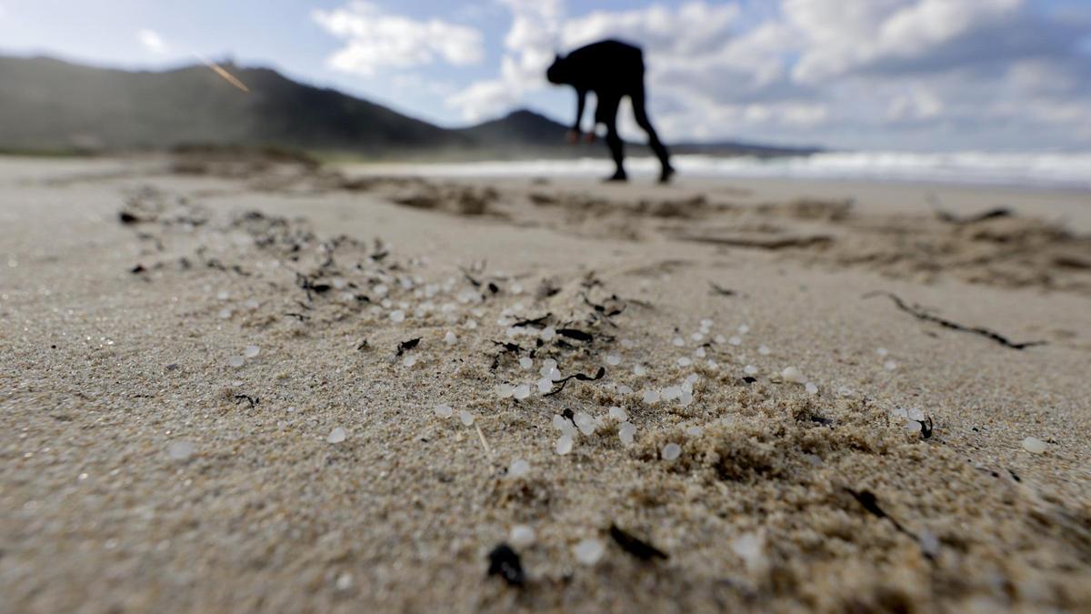 El vertido de pellets sigue extendiéndose por la costa de Galicia