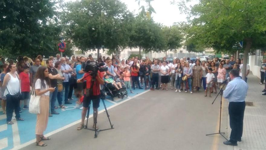 Los trabajadores leyeron un manifiesto ante las puertas del colegio