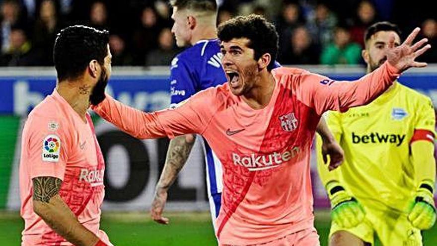 Aleñá celebra el primer gol del Barcelona ante el Alavés, ayer en Mendizorroza.