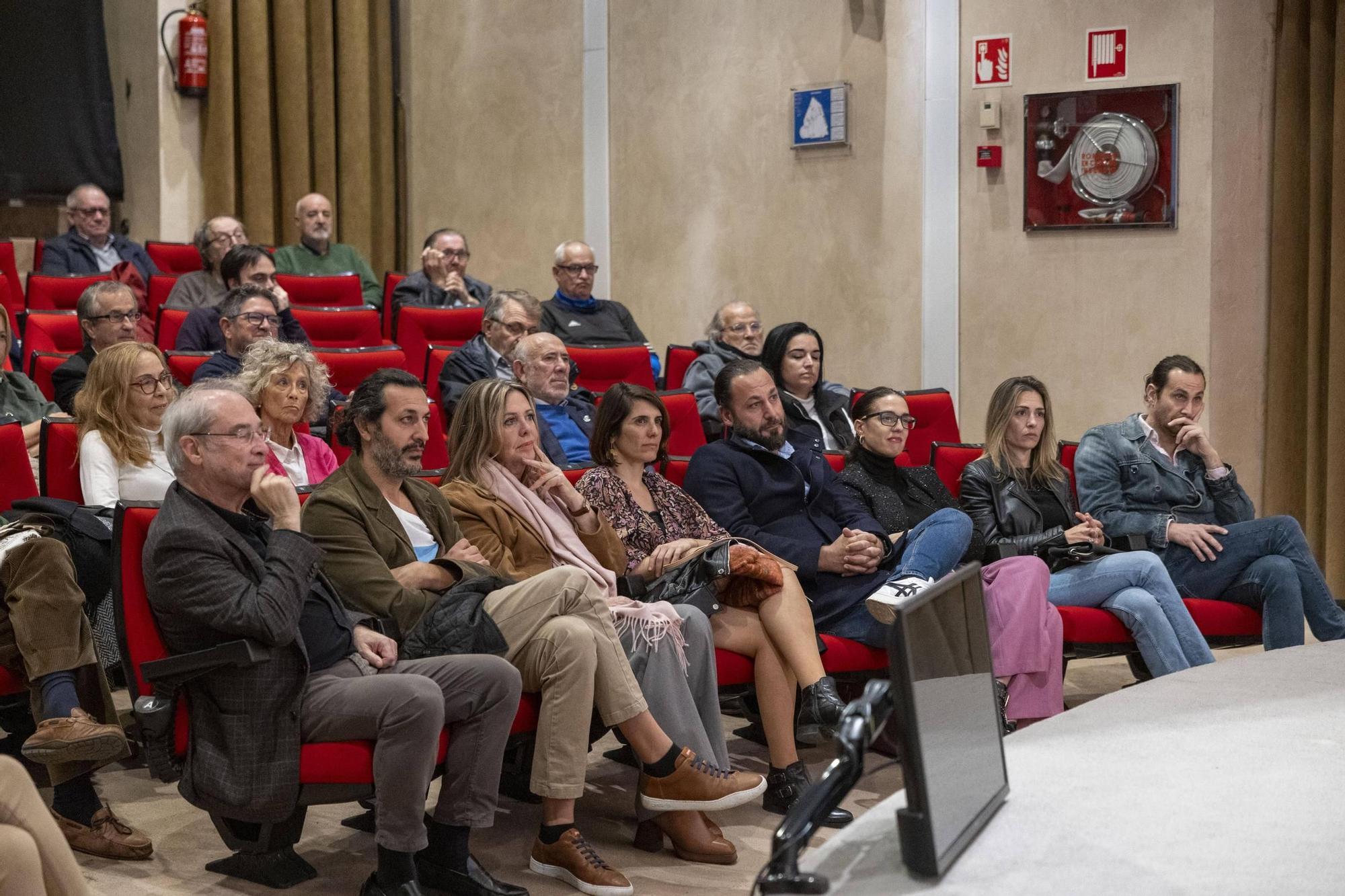 FOTOS: El exjuez José Castro presenta la novela 'El ajedrez de siete piezas' en el Club Diario de Mallorca