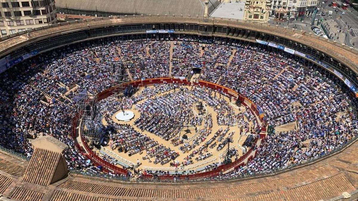 Imagen aérea de la plaza de toros en el mitin del PP.