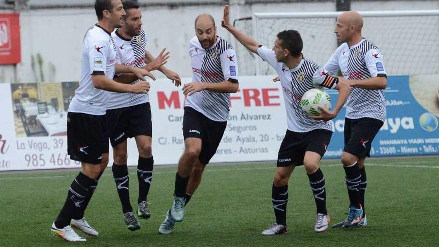 Saavedra, Jaime, Ríchard, Javi Sánchez y Óscar Pérez celebran un gol del Caudal.