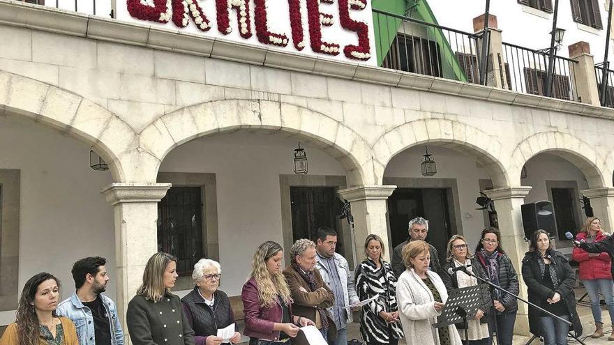 Diferentes ediles fueron leyendo la declaración institucional en la plaza del Ajuntament, ayer sobre las doce del mediodía.